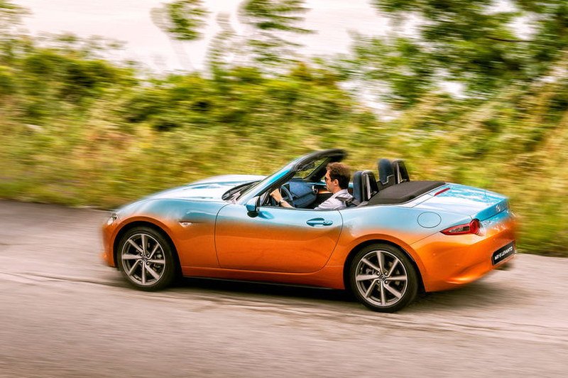 Καλοκαιρινή διάθεση: Το Mazda MX-5 έγινε πορτοκαλί και «φόρεσε» τζιν [εικόνες] | iefimerida.gr 3