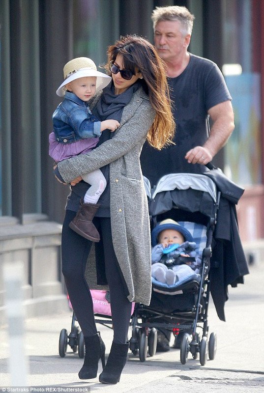 Πατέρας για τέταρτη φορά θα γίνει ο Άλεκ Μπάλντουιν [εικόνες] | iefimerida.gr 5