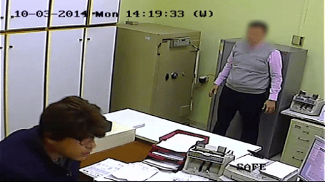 Όταν οι κάμερες «συνέλαβαν» τον Νίκο Μαζιώτη -Η απίστευτη μεταμφίεση του τρομοκράτη την ώρα που λήστευε τράπεζα [εικόνες] | iefimerida.gr 5