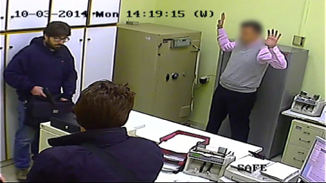 Όταν οι κάμερες «συνέλαβαν» τον Νίκο Μαζιώτη -Η απίστευτη μεταμφίεση του τρομοκράτη την ώρα που λήστευε τράπεζα [εικόνες] | iefimerida.gr 2