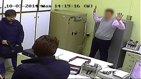 Όταν οι κάμερες «συνέλαβαν» τον Νίκο Μαζιώτη -Η απίστευτη μεταμφίεση του τρομοκράτη την ώρα που λήστευε τράπεζα [εικόνες] | iefimerida.gr 3