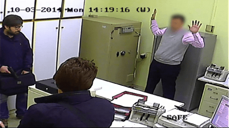 Όταν οι κάμερες «συνέλαβαν» τον Νίκο Μαζιώτη -Η απίστευτη μεταμφίεση του τρομοκράτη την ώρα που λήστευε τράπεζα [εικόνες] | iefimerida.gr 4