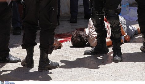 Καρέ καρέ η μεταφορά του αιμόφυρτου Νίκου Μαζιώτη μετά την ανταλλαγή πυροβολισμών στο κέντρο της Αθήνας [εικόνες] | iefimerida.gr 9
