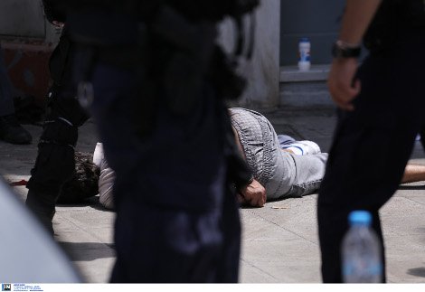 Καρέ καρέ η μεταφορά του αιμόφυρτου Νίκου Μαζιώτη μετά την ανταλλαγή πυροβολισμών στο κέντρο της Αθήνας [εικόνες] | iefimerida.gr 12