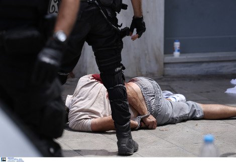 Καρέ καρέ η μεταφορά του αιμόφυρτου Νίκου Μαζιώτη μετά την ανταλλαγή πυροβολισμών στο κέντρο της Αθήνας [εικόνες] | iefimerida.gr 11