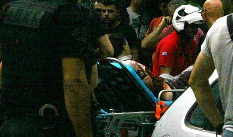 Καρέ καρέ η μεταφορά του αιμόφυρτου Νίκου Μαζιώτη μετά την ανταλλαγή πυροβολισμών στο κέντρο της Αθήνας [εικόνες] | iefimerida.gr 0