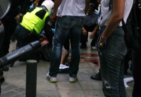 Καρέ καρέ η μεταφορά του αιμόφυρτου Νίκου Μαζιώτη μετά την ανταλλαγή πυροβολισμών στο κέντρο της Αθήνας [εικόνες] | iefimerida.gr 2