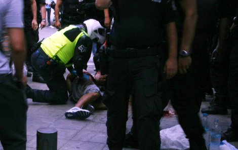 Καρέ καρέ η μεταφορά του αιμόφυρτου Νίκου Μαζιώτη μετά την ανταλλαγή πυροβολισμών στο κέντρο της Αθήνας [εικόνες] | iefimerida.gr 5