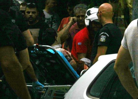 Καρέ καρέ η μεταφορά του αιμόφυρτου Νίκου Μαζιώτη μετά την ανταλλαγή πυροβολισμών στο κέντρο της Αθήνας [εικόνες] | iefimerida.gr 7