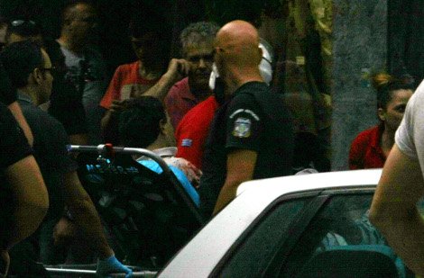 Καρέ καρέ η μεταφορά του αιμόφυρτου Νίκου Μαζιώτη μετά την ανταλλαγή πυροβολισμών στο κέντρο της Αθήνας [εικόνες] | iefimerida.gr 6