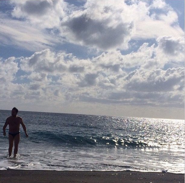 Χειμερινός κολυμβητής ο Μαζωνάκης -Βουτιές μέσα στο κρύο στη Σαντορίνη [εικόνα] | iefimerida.gr 0