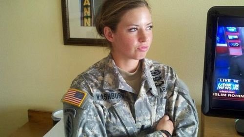 Υπολοχαγός Ρέιτσελ-Η χυμώδης μαζορέτα που κατατάχτηκε στο στρατό [εικόνες] | iefimerida.gr 1