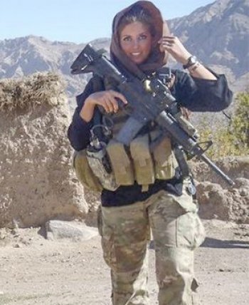 Υπολοχαγός Ρέιτσελ-Η χυμώδης μαζορέτα που κατατάχτηκε στο στρατό [εικόνες] | iefimerida.gr 2