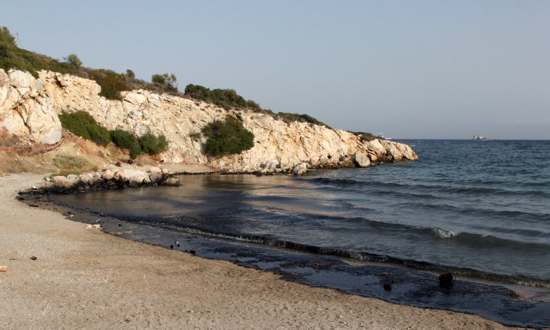 Eικόνες-σοκ στον Σαρωνικό από τη διαρροή μαζούτ -Μεγάλη περιβαλλοντική και οικονομική ζημιά | iefimerida.gr 0