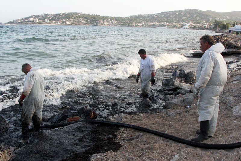 Eικόνες-σοκ στον Σαρωνικό από τη διαρροή μαζούτ -Μεγάλη περιβαλλοντική και οικονομική ζημιά | iefimerida.gr 3