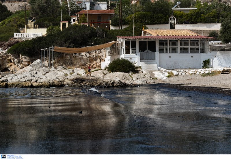 Eικόνες-σοκ στον Σαρωνικό από τη διαρροή μαζούτ -Μεγάλη περιβαλλοντική και οικονομική ζημιά | iefimerida.gr 12