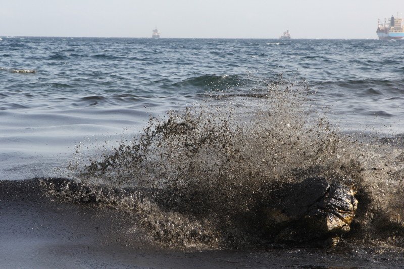 Eικόνες-σοκ στον Σαρωνικό από τη διαρροή μαζούτ -Μεγάλη περιβαλλοντική και οικονομική ζημιά | iefimerida.gr 5