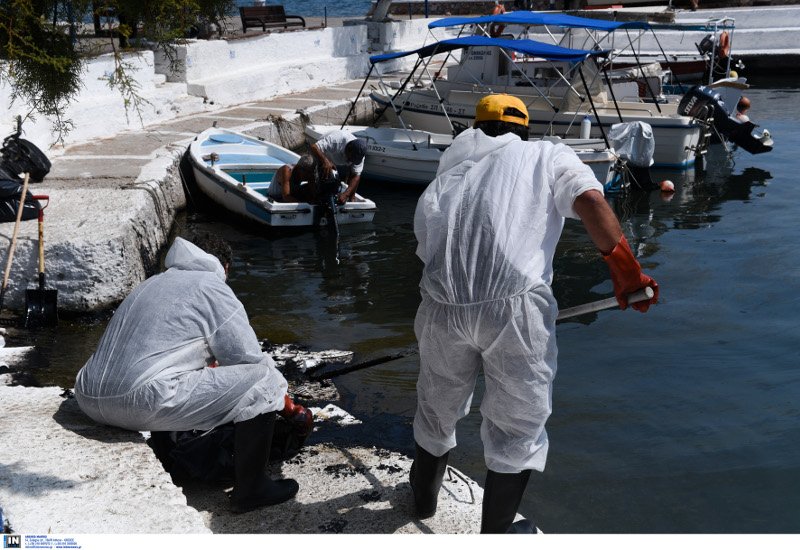 Eικόνες-σοκ στον Σαρωνικό από τη διαρροή μαζούτ -Μεγάλη περιβαλλοντική και οικονομική ζημιά | iefimerida.gr 7