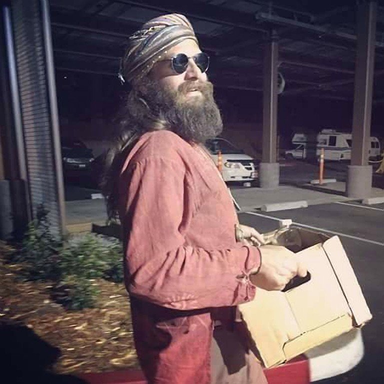 Σύρος εκατομμυριούχος δώρισε την περιουσία του ύψους 3 εκατ. ευρώ -Τώρα ζει σε βαν [εικόνες] | iefimerida.gr 8