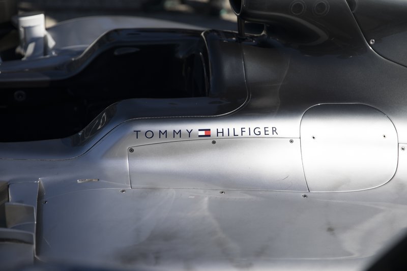 Ο Tommy Hilfiger συνεργάζεται με την Παγκόσμια Πρωταθλήτρια Mercedes-AMG Petronas Motorsport [εικόνες] | iefimerida.gr 0