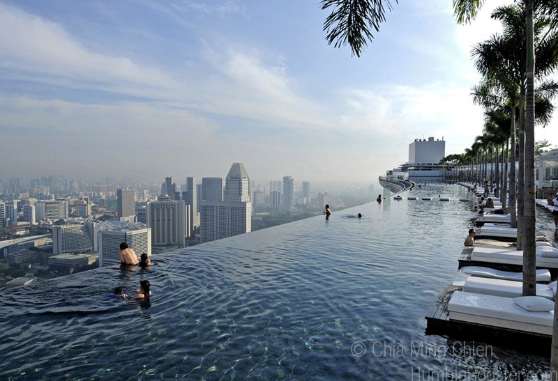 Η εντυπωσιακή πισίνα μια... ανάσα από τον Θεό [εικόνες & βίντεο] | iefimerida.gr 1