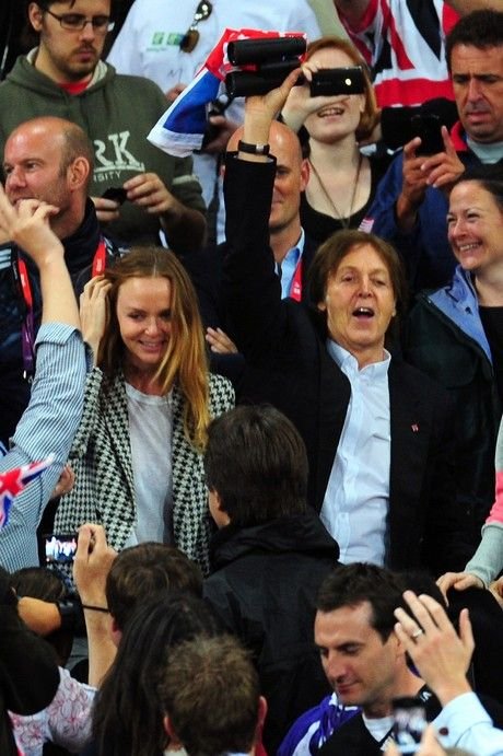 Πανηγυρισμοί και χασμουρητά: Οι διάσημοι παρακολουθούν από κοντά Ολυμπιακούς [εικόνες] | iefimerida.gr 3