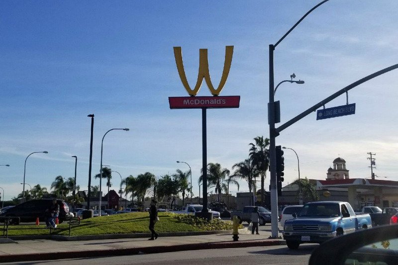 Γιατί τα McDonald’s αντέστρεψαν το διάσημο λογότυπό τους; Το M ανάποδα [εικόνες] | iefimerida.gr 0
