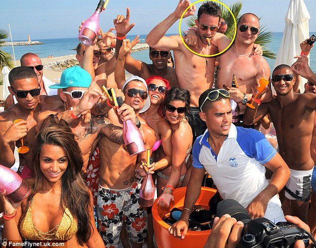 Ποδοσφαιριστής εξαπάτησε τους πάντες για να ζήσει σαν πλεϊμπόι-Σαμπάνια, βίλες, μοντέλα [εικόνες] | iefimerida.gr 0