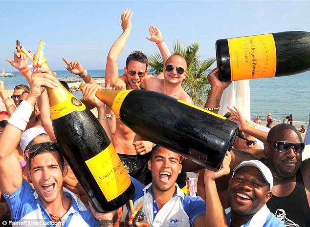 Ποδοσφαιριστής εξαπάτησε τους πάντες για να ζήσει σαν πλεϊμπόι-Σαμπάνια, βίλες, μοντέλα [εικόνες] | iefimerida.gr 1