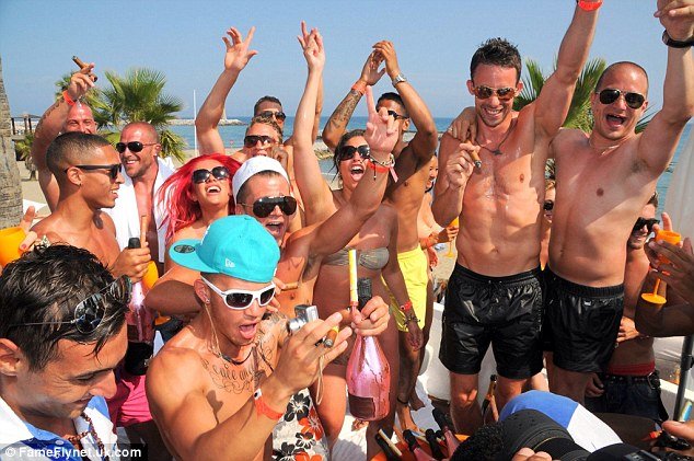 Ποδοσφαιριστής εξαπάτησε τους πάντες για να ζήσει σαν πλεϊμπόι-Σαμπάνια, βίλες, μοντέλα [εικόνες] | iefimerida.gr 2