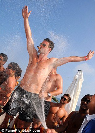 Ποδοσφαιριστής εξαπάτησε τους πάντες για να ζήσει σαν πλεϊμπόι-Σαμπάνια, βίλες, μοντέλα [εικόνες] | iefimerida.gr 4