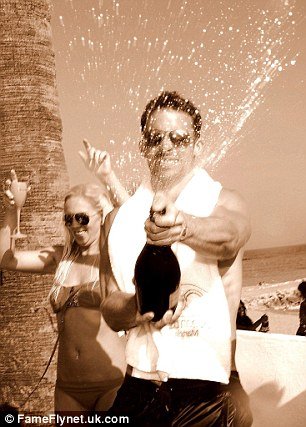 Ποδοσφαιριστής εξαπάτησε τους πάντες για να ζήσει σαν πλεϊμπόι-Σαμπάνια, βίλες, μοντέλα [εικόνες] | iefimerida.gr 5