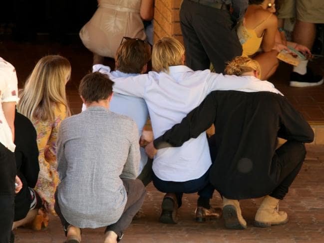 Το τελευταίο αντίο στην 20χρονη που έχασε τη ζωή της στο γιοτ στην Κεφαλονιά [εικόνες] | iefimerida.gr 0