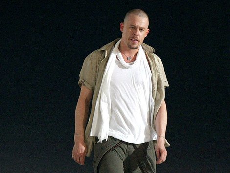 Ο σχεδιαστής που απαγόρευσε στη Βικτόρια Μπέκαμ να φοράει τα ρούχα του και είχε το «θάρρος» να πετάξει μία πατάτα στη Μαντόνα [εικόνες] | iefimerida.gr 0