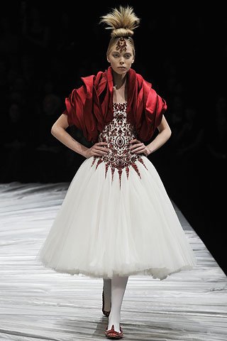 Alexander McQueen: Ενα ταλέντο που έσβησε νωρίς [εικόνες & βίντεο] | iefimerida.gr 14