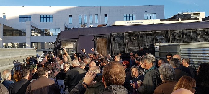 Ενταση στο Ειρηνοδικείο για τους πλειστηριασμούς- Μπλόκο της ΕΛ.ΑΣ. στους «Δεν Πληρώνω» [εικόνες & βίντεο]  | iefimerida.gr 1