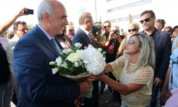 Μεϊμαράκης: Θα στηρίξουμες επενδύσεις όπως οι Σκουριές - Τον υποδέχθηκαν με ανθοδέσμη [εικόνες&βίντεο]  | iefimerida.gr 1