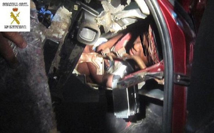 Απίστευτο: Εντόπισαν 19χρονο μετανάστη μέσα στη μηχανή αυτοκινήτου [εικόνες]  | iefimerida.gr 0