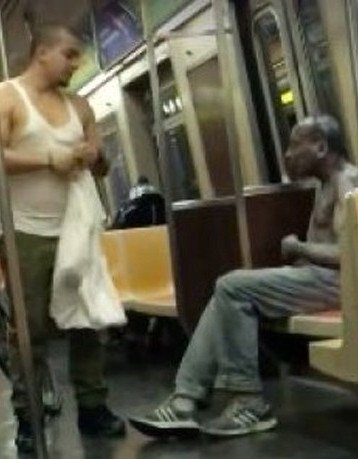 Ο «καλός Σαμαρείτης»: Εβγαλε την μπλούζα του και την χάρισε σε ένα άστεγο που κρύωνε [εικόνες & βίντεο] | iefimerida.gr 0