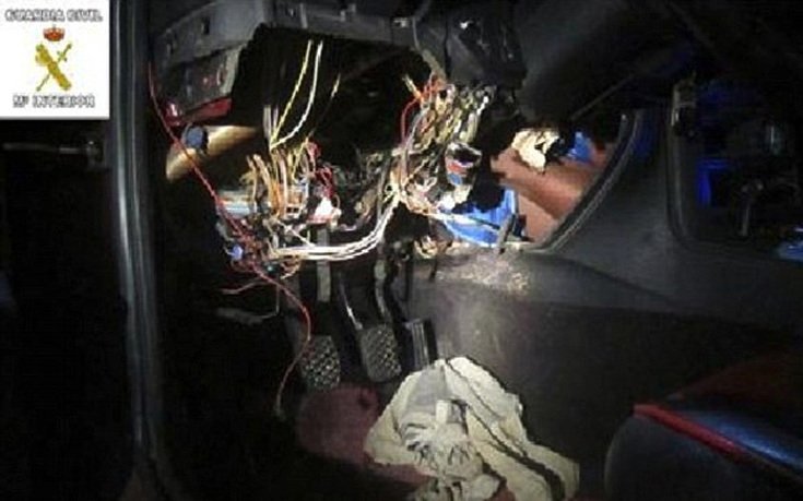 Απίστευτο: Εντόπισαν 19χρονο μετανάστη μέσα στη μηχανή αυτοκινήτου [εικόνες]  | iefimerida.gr 1