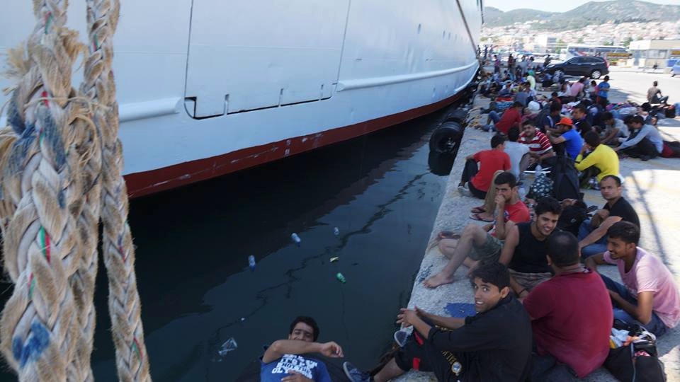Απόβαση 2.000 μεταναστών στο λιμάνι της Μυτιλήνης [εικόνες]  | iefimerida.gr 2
