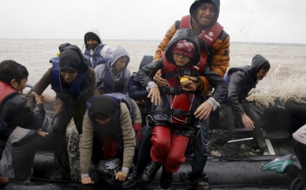 Τραγωδία με κακοκαιρία: Αλλοι 5.000 μετανάστες έφτασαν σε ένα 24ωρο στη Λέσβο [εικόνες]  | iefimerida.gr 1