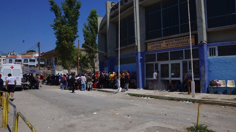 Απόβαση 2.000 μεταναστών στο λιμάνι της Μυτιλήνης [εικόνες]  | iefimerida.gr 1
