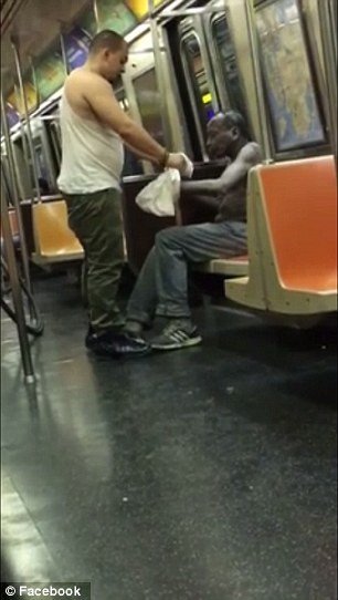 Ο «καλός Σαμαρείτης»: Εβγαλε την μπλούζα του και την χάρισε σε ένα άστεγο που κρύωνε [εικόνες & βίντεο] | iefimerida.gr 2