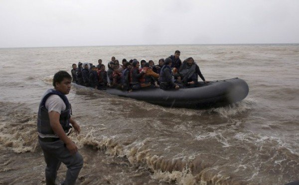 Τραγωδία με κακοκαιρία: Αλλοι 5.000 μετανάστες έφτασαν σε ένα 24ωρο στη Λέσβο [εικόνες]  | iefimerida.gr 2