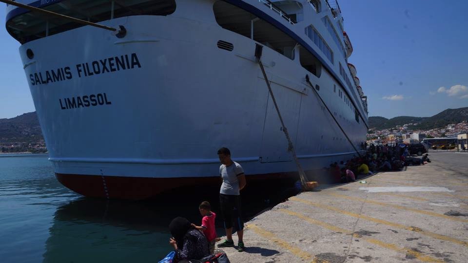 Απόβαση 2.000 μεταναστών στο λιμάνι της Μυτιλήνης [εικόνες]  | iefimerida.gr 0