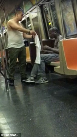 Ο «καλός Σαμαρείτης»: Εβγαλε την μπλούζα του και την χάρισε σε ένα άστεγο που κρύωνε [εικόνες & βίντεο] | iefimerida.gr 1