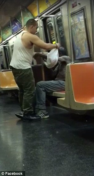 Ο «καλός Σαμαρείτης»: Εβγαλε την μπλούζα του και την χάρισε σε ένα άστεγο που κρύωνε [εικόνες & βίντεο] | iefimerida.gr 3