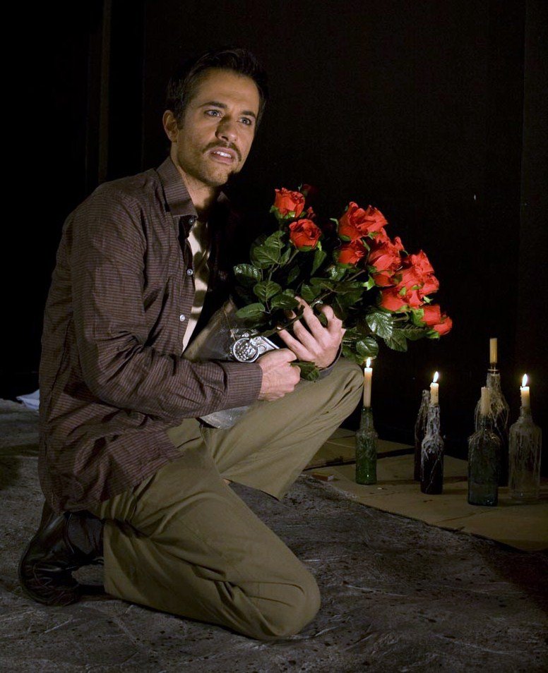 Επί σκηνής η οδύσσεια ενός Ιρανού με όνειρο τη Γερμανία -Mέσα σε 70’ [εικόνες & βίντεο] | iefimerida.gr 3