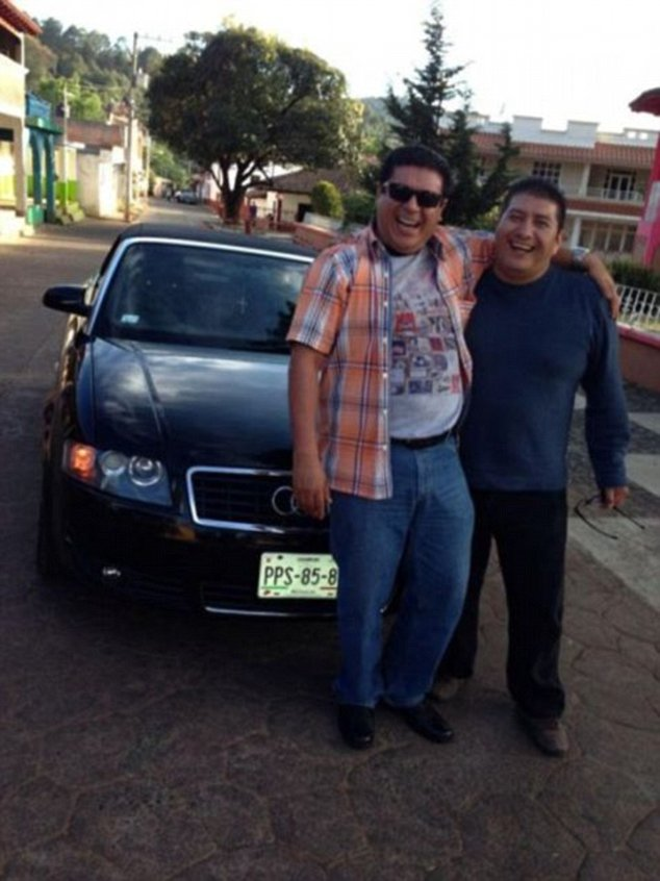 Ενας ιερέας αλλιώτικος από τους άλλους! Επιδεικνύει στο Facebook την αγάπη του για τις γυναίκες και τα ακριβά αυτοκίνητα [εικόνες] | iefimerida.gr 1